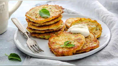 Изрображение 'РЕЦЕПТ ДНЯ: ОЛАДЬИ С ЯБЛОКАМИ И ЦУККИНИ'