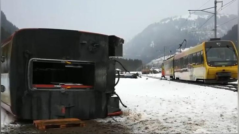 Изрображение 'ВЕТЕР СДУЛ С РЕЛЬСОВ ПОЕЗД В ШВЕЙЦАРИИ (ВИДЕО)'