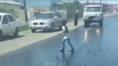 Изрображение 'ДЕВОЧКА В КАЗАХСТАНЕ ЧУТЬ НЕ УГОДИЛА ПОД АВТО, ПРИЛИПНУВ К АСФАЛЬТУ (ВИДЕО)'