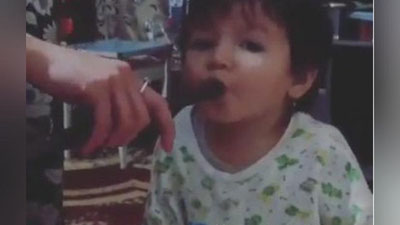 Изрображение 'СЕТЬ ВОЗМУТИЛО ВИДЕО С КУРЯЩЕЙ КАЛЬЯН ДЕВОЧКОЙ'