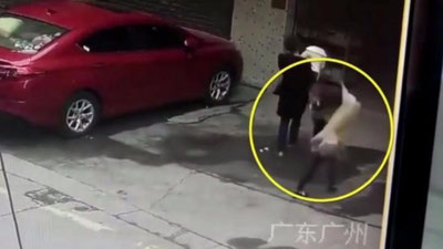 Изрображение 'КИТАЯНКА ПОЛУЧИЛА ТЯЖЕЛУЮ ТРАВМУ ОТ УПАВШЕЙ НА ГОЛОВУ СОБАКИ (ВИДЕО)'