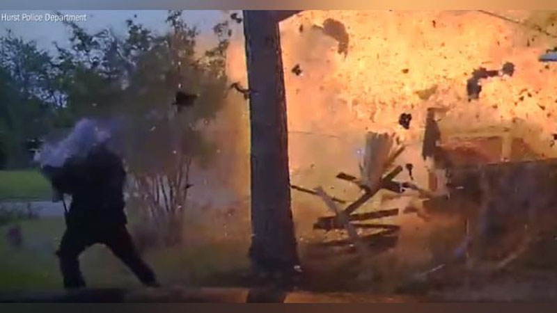 Изрображение 'ПОЛИЦЕЙСКИЙ ЧУДОМ ИЗБЕЖАЛ ГИБЕЛИ ВО ВРЕМЯ ВЗРЫВА В ТЕХАСЕ (ВИДЕО)'