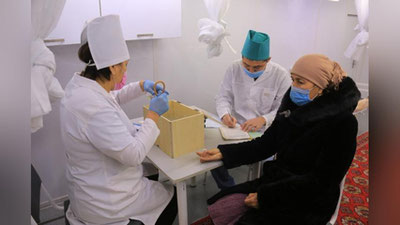 'Qoraqalpog`istondagi eng chekka ovulda Mudofaa vazirligi harbiy shifokorlari tibbiy ko`riklarni o`tkazmoqda'ning rasmi