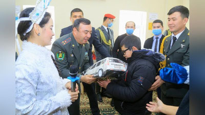 'Qo`mondon Nukusdagi maktab-internati tarbiyalanuvchilarini Yangi yil bilan tabrikladi'ning rasmi