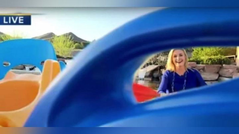 Изрображение 'ВИДЕО: ОПЕРАТОР В ПРЯМОМ ЭФИРЕ УПАЛ В ВОДУ, НО ПРОДОЛЖИЛ СЪЕМКУ'