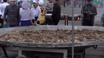 Изрображение 'В БИШКЕКЕ ПРИГОТОВИЛИ РЕКОРДНЫЙ БЕШБАРМАК (ВИДЕО)'