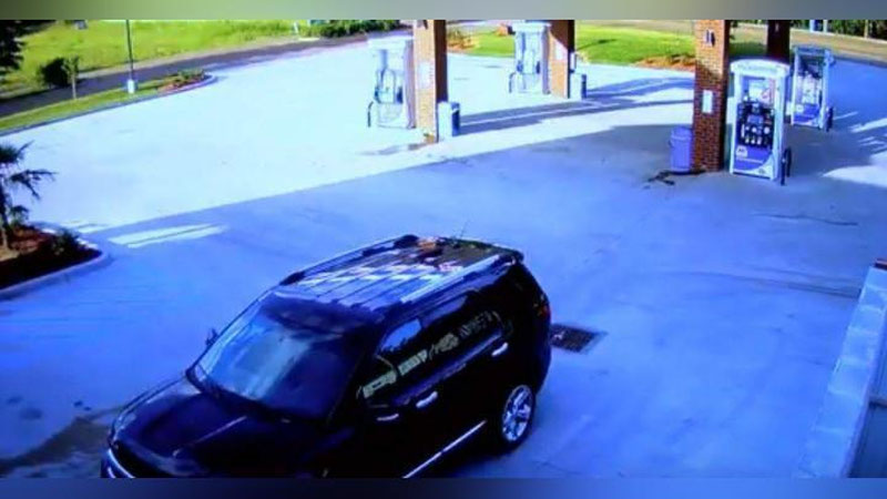 Изрображение 'ЧУДЕСА СПАСЕНИЯ: АМЕРИКАНКА ЗА РУЛЕМ ПЕРЕВЕРНУЛАСЬ И ВРЕЗАЛАСЬ В АЗС (ВИДЕО)'