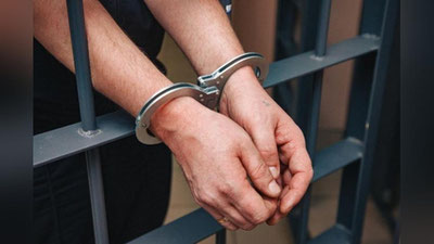 'Hokim qarorini soxtalashtirib, aslida yo`q bo`lgan uylarni 100 000 AQSh dollarga sotmoqchi bo`lgan bir guruh shaxslar ushlandi'ning rasmi