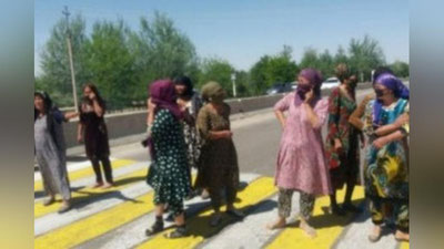 '1-sinf o`quvchisi xalok bo`lib, ayollar namoyishga chiqqach, Chiroqchidagi muammoga echim topildi'ning rasmi