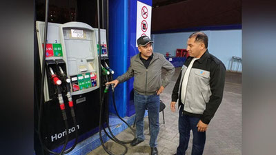 'Rasul Kusherbaev benzin quyish shahobchalariga borib uning narхi va sifati bilan qiziqdi'ning rasmi