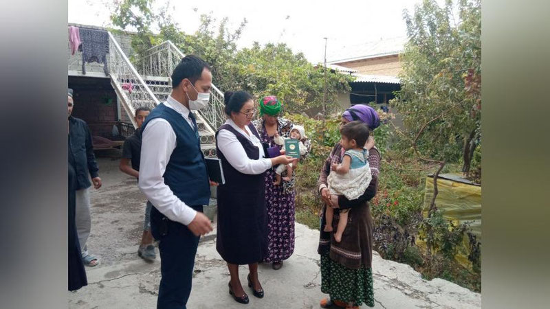 'Kitob tumanida lo`li millatiga mansub 8 nafar fuqaroning uyiga borib tug`ilganlik haqida guvohnomalar topshirildi'ning rasmi
