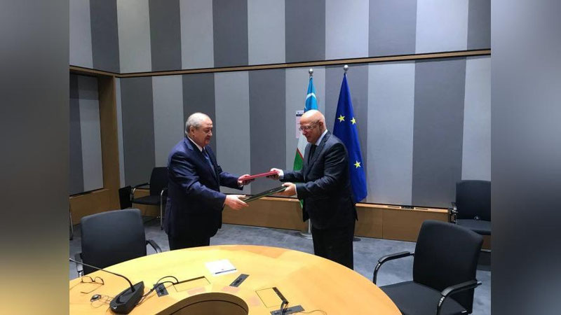 'Абдулазиз Камилов Португалия Ташқи ишлар вазири Аугусто Сантуш билан учрашди'ning rasmi