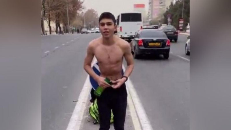 'Йўл ўртасида чўмилган 17 ёш "тикток"чига қонуний чора кўрилди'ning rasmi