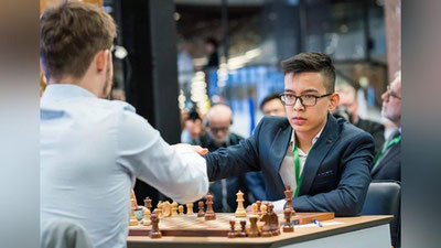 'Президент шахматчи Нодирбек Абдусатторовни «Мард ўғлон» давлат мукофоти билан тақдирлаб уй совға қилди'ning rasmi