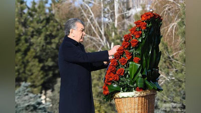 'Шавкат Мирзиёев Биринчи Президентимиз ҳайкали пойига гулчамбар қўйди'ning rasmi