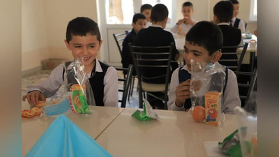 'Қорақалпоғистон ва Хоразмдаги мактабларнинг бошланғич синф ўқувчиларига бепул овқат етказиб берила бошланди'ning rasmi