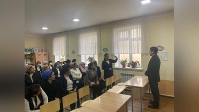 'Халқ таълими вазири Марҳамат туманида ота-оналар олдида узр сўрашга мажбур қилинган ўқитувчилар билан учрашди'ning rasmi