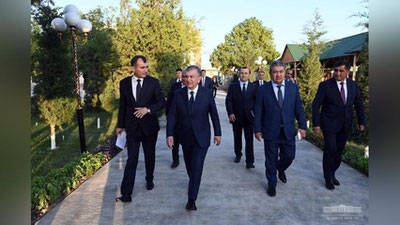 'Шавкат Мирзиёев Косон туманида “Дўстлик” маҳалла фуқаролар йиғини ҳудудида қурилаётган “Янги Ўзбекистон” мавзесини бориб кўрди'ning rasmi