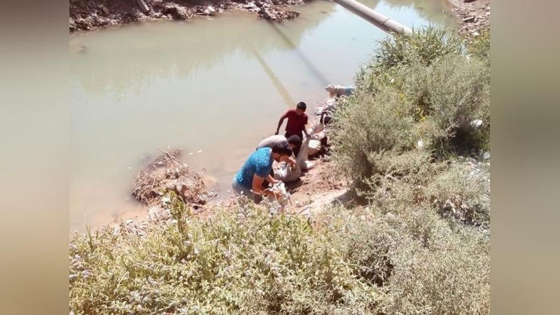 'Dam ariq kanalida suv kamayib, bir qancha hayvon suyaklari kanal yoniga chiqib qoldi'ning rasmi