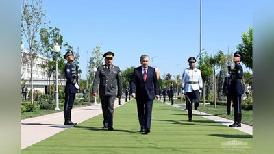 'Shavkat Mirziyoev Jaloliddin Manguberdi bitiktoshiga gulchambar qo`ydi (foto)'ning rasmi