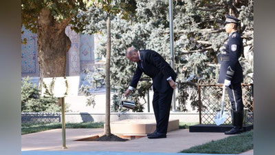 'TDTga a`zo va kuzatuvchilari Registonda ko`chat o`tkazishdi'ning rasmi