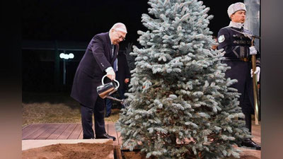 'Toqaev "Ko`ksaroy"ning Faxriy mehmonlar xiyobonida daraxt ekdi (foto)'ning rasmi