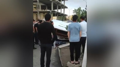 'Namanganda reklama banneri fundamentidan o`pirilib odam ustiga tushib ketdi (video)'ning rasmi