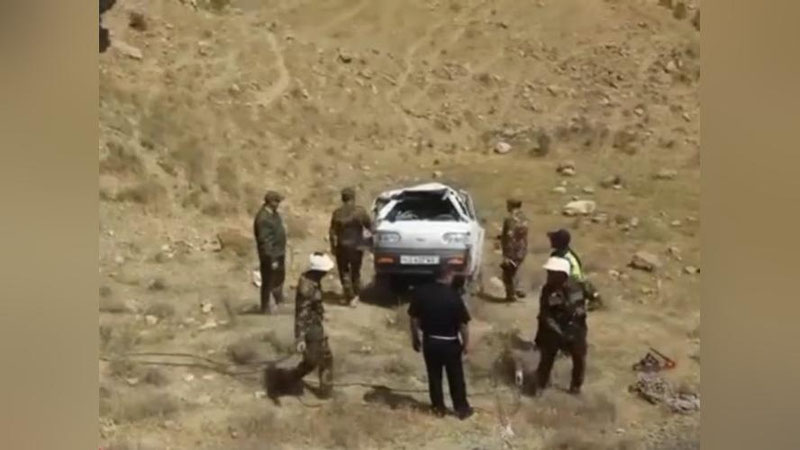 'Qashqadaryoda Damas jarlikka tushib ketishi oqibatida 3 kishi vafot etdi (video)'ning rasmi