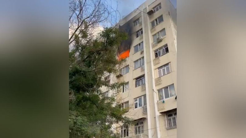 'Mirzo Ulug`bek tumanidagi ko`p qavatli uylarning birida yong`in sodir bo`ldi (video)'ning rasmi