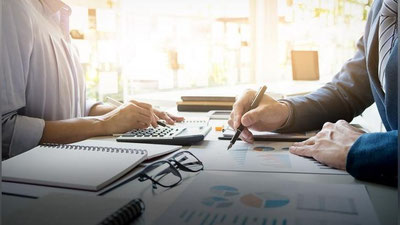 'Davlat xizmatchilarining 50 foizidan ko`pi ish vaqtidan tashqari ishlashga jalb qilinishi ma`lum bo`ldi'ning rasmi