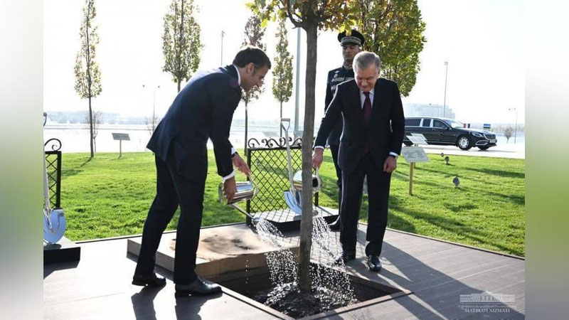 'Shavkat Mirziyoev va Emmanuel Makron Samarqanddagi Kongress markazi bog`ida daraxt ekdi'ning rasmi