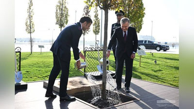 'Shavkat Mirziyoev va Emmanuel Makron Samarqanddagi Kongress markazi bog`ida daraxt ekdi'ning rasmi