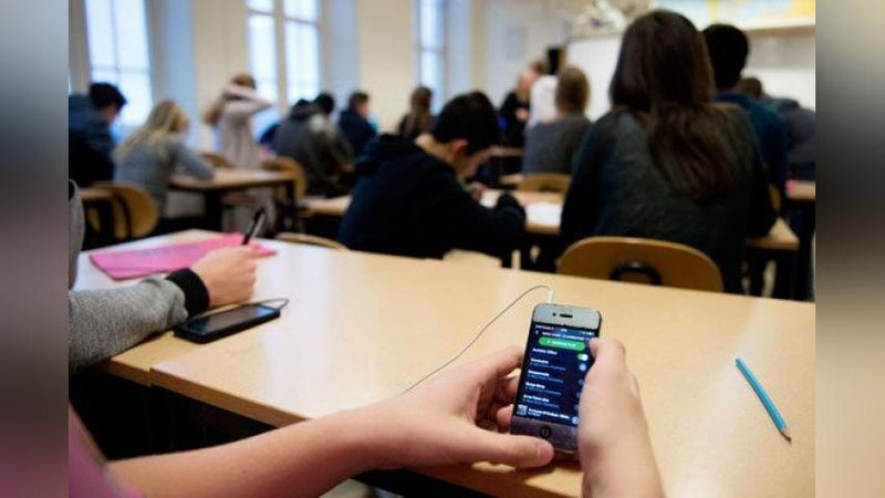 'Телефондан кўп фойдаланадиган ўқувчилар қандай касалликлардан азият чекиши айтилди'ning rasmi