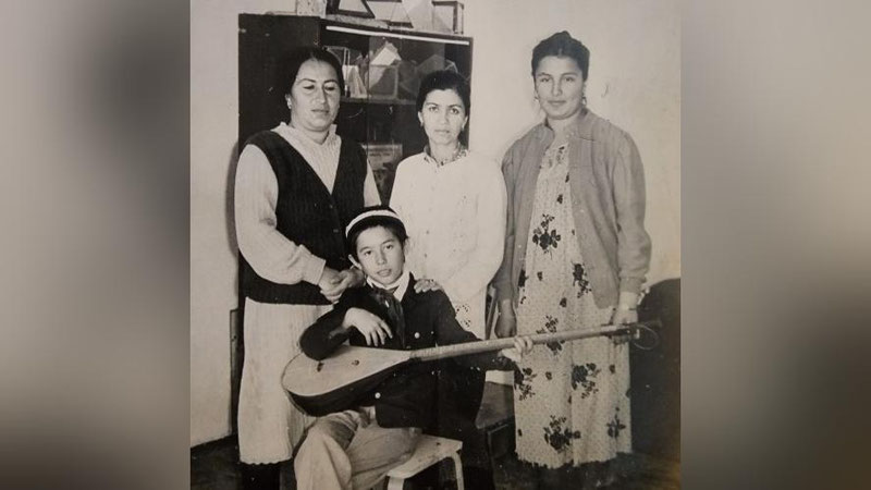 '“Doskani yaxshi artmasak, supurgi bilan urardilar”'ning rasmi