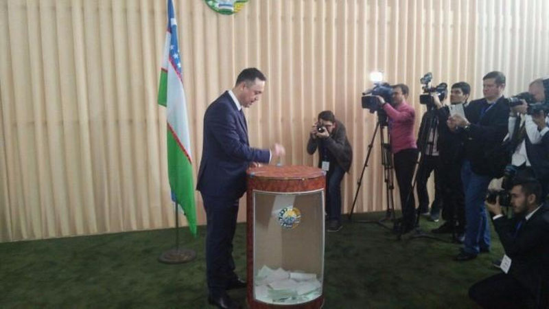 Изрображение 'КАНДИДАТ В ПРЕЗИДЕНТЫ УЗБЕКИСТАНА САРВАР ОТАМУРАТОВ ПРОГОЛОСОВАЛ НА ВЫБОРАХ'