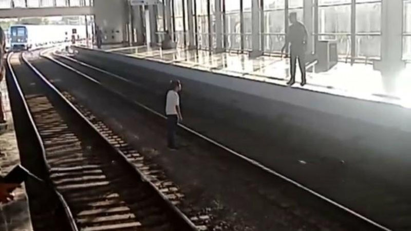 'Toshkentda bir yigit metro yo`liga tushib oldi(video)'ning rasmi