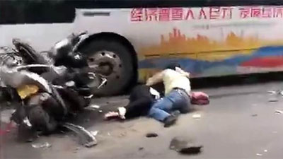 Изрображение 'В КИТАЕ МУЖЧИНА УГНАЛ АВТОБУС И ВЪЕХАЛ В ТОЛПУ ЛЮДЕЙ (ВИДЕО, 18+)'