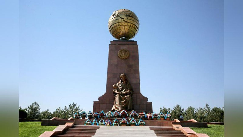 Изрображение 'ГЛАВЫ УЗБЕКИСТАНА И КАЗАХСТАНА ВОЗЛОЖИЛИ ЦВЕТЫ К МОНУМЕНТУ НЕЗАВИСИМОСТИ'