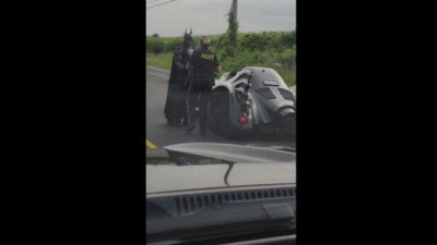 Изрображение 'КАНАДСКИЕ ПОЛИЦЕЙСКИЕ ОСТАНОВИЛИ НА ДОРОГЕ БЭТМЭНА (ВИДЕО)'