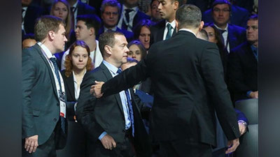 Изрображение 'РОССИЙСКОГО ПРЕМЬЕР-МИНИСТРА ЭВАКУИРОВАЛИ С ФОРУМА (ВИДЕО)'