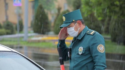 'Sirdaryolik IIB hodimi blok postdan o`tib ketishi uchun haydovchidan sigaret olib kelishini so`radi'ning rasmi