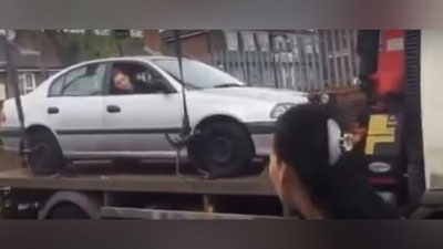 Изрображение 'НЕРАВНАЯ СХВАТКА: ИРЛАНДЕЦ ПРОТИВ ЭВАКУАТОРА (ВИДЕО)'