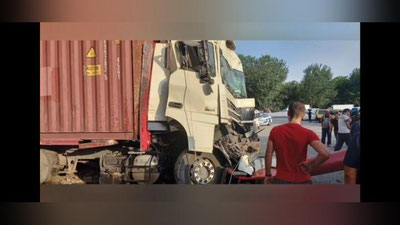 'Жиззахда содир бўлган 3 та юк машинаси иштирокидаги ЙТҲда ҳайдовчилардан бири автомобиль салонида қисилиб қолди'ning rasmi