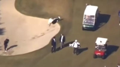 Изрображение 'ПРЕМЬЕР-МИНИСТР ЯПОНИИ УПАЛ В ЯМУ ВО ВРЕМЯ ИГРЫ В ГОЛЬФ (ВИДЕО)'