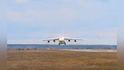 Изрображение 'ПИЛОТЫ СМОГЛИ ПОСАДИТЬ САМОЛЕТ-ГИГАНТ ПРИ МОЩНОМ БОКОВОМ ВЕТРЕ (ВИДЕО)'