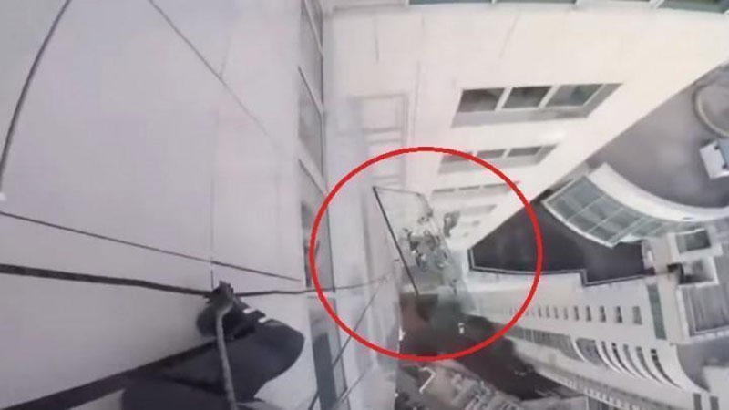 Изрображение '380 КИЛОГРАММ ВДРЕБЕЗГИ: НА ВИДЕО СНЯЛИ ПАДЕНИЕ СТЕКЛА С 47 ЭТАЖА'
