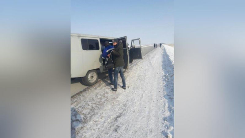 Изрображение 'ГРАЖДАН УЗБЕКИСТАНА ЭВАКУИРОВАЛИ ИЗ ОЧЕРЕДНОГО АВТОБУСА, ЗАСТРЯВШЕГО В КАЗАХСТАНЕ'