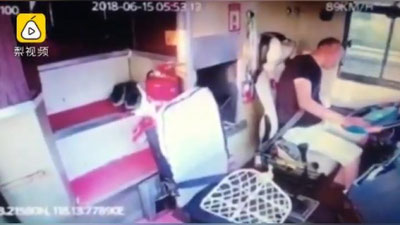 Изрображение 'ВОДИТЕЛЬ АВТОБУСА В КИТАЕ ПОТЕРЯЛ СОЗНАНИЕ ВО ВРЕМЯ ДВИЖЕНИЯ (ВИДЕО)'