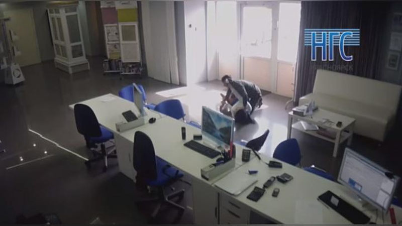 Изрображение 'СЛУЧАЙНЫЙ ПРОХОЖИЙ СПАС ДЕВУШКУ ОТ НАСИЛЬНИКА С НОЖОМ (ВИДЕО)'