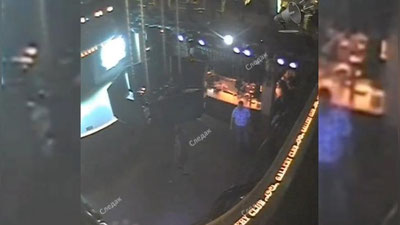 Изрображение 'СМЕРТЬ НА ТАНЦПОЛЕ: КОНСТРУКЦИЯ С МОНИТОРАМИ РАЗДАВИЛА ЖЕНЩИНУ (ВИДЕО, 18+)'